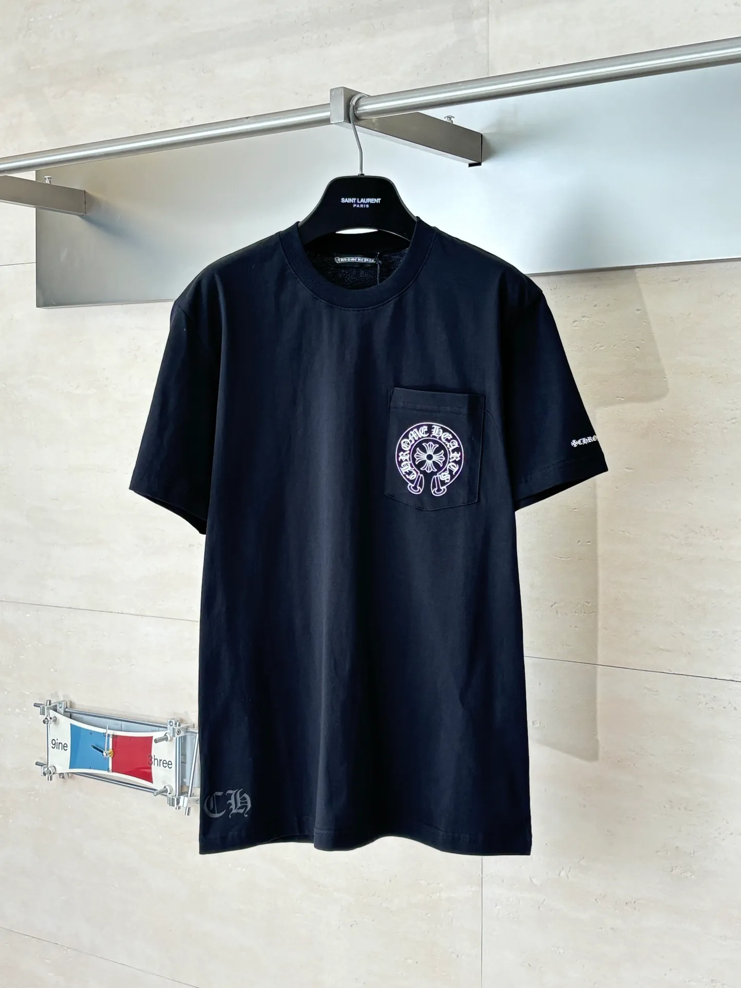 P226 Chrome Heart*/Chrome Heart Horseshoe print pocket printed short-sleeved T-shirt Made of the same heavy-weight pure cotton material as the original, high-count yarn is light, thin and breathable. Imported ink three-dimensional printing, skin-friendly and breathable. And through anti-shrinkage treatment, it will not be easily deformed after long-term wear. The imported ink has passed Oeko-Tex Standard 100 environmental protection certification. The color fastness reaches level 4-5, and there is no obvious fading after 50 times of washing. Strictly proofread the color management system of digital printing. Custom woven and dyed, no color difference from the original version Size: S/M/L